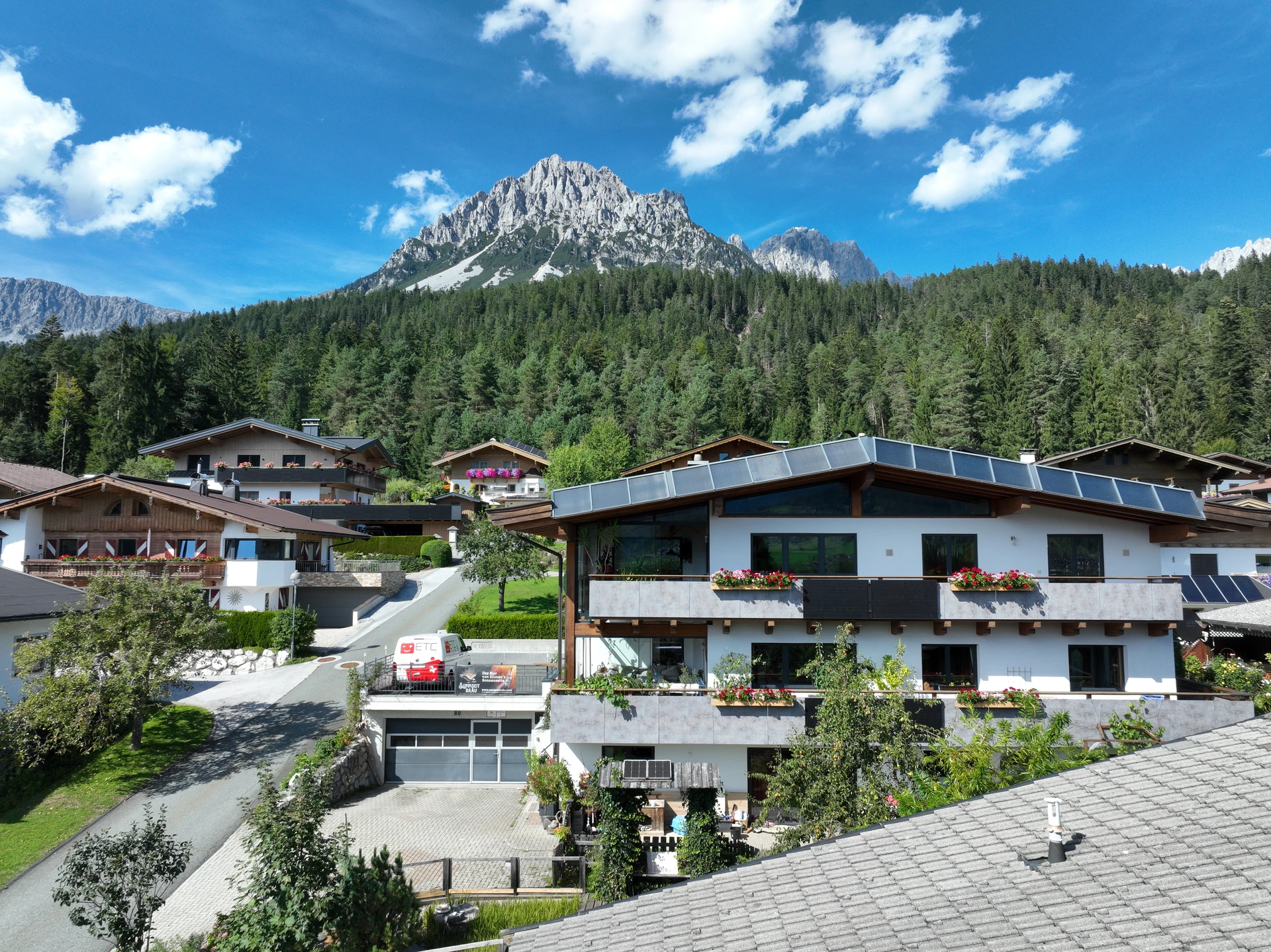 Ankunft in Ellmau — Drohnenaufnahme des FALKENSITZ Apartment mit dem Wilden Kaiser direkt vor der Haustür