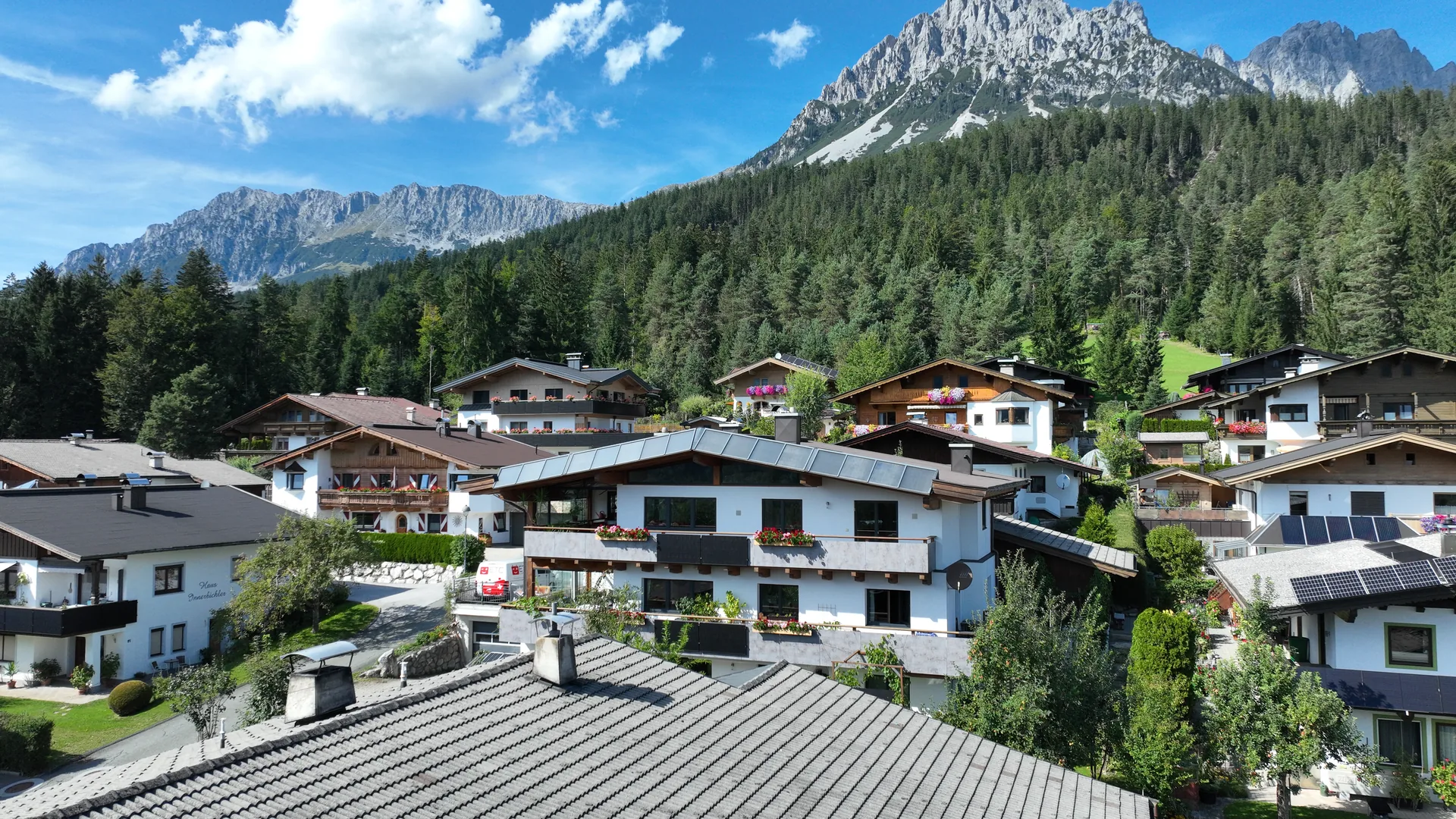FALKENSITZ Apartment in Ellmau am Wilden Kaiser — Außenansicht mit Bergpanorama