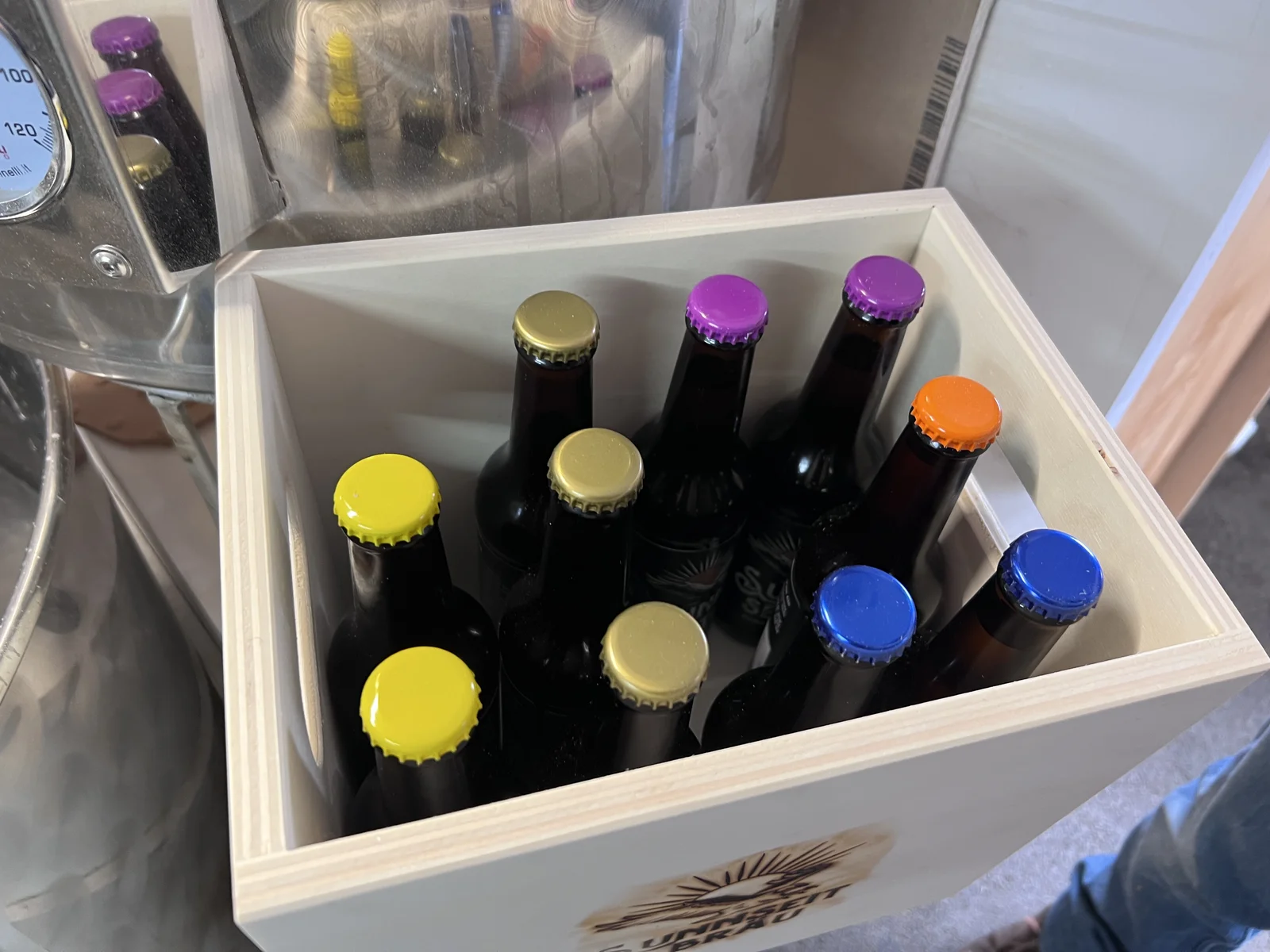 Bierflaschen mit verschiedenen Kapselfarben — Sunnseit Bräu Sortenvielfalt