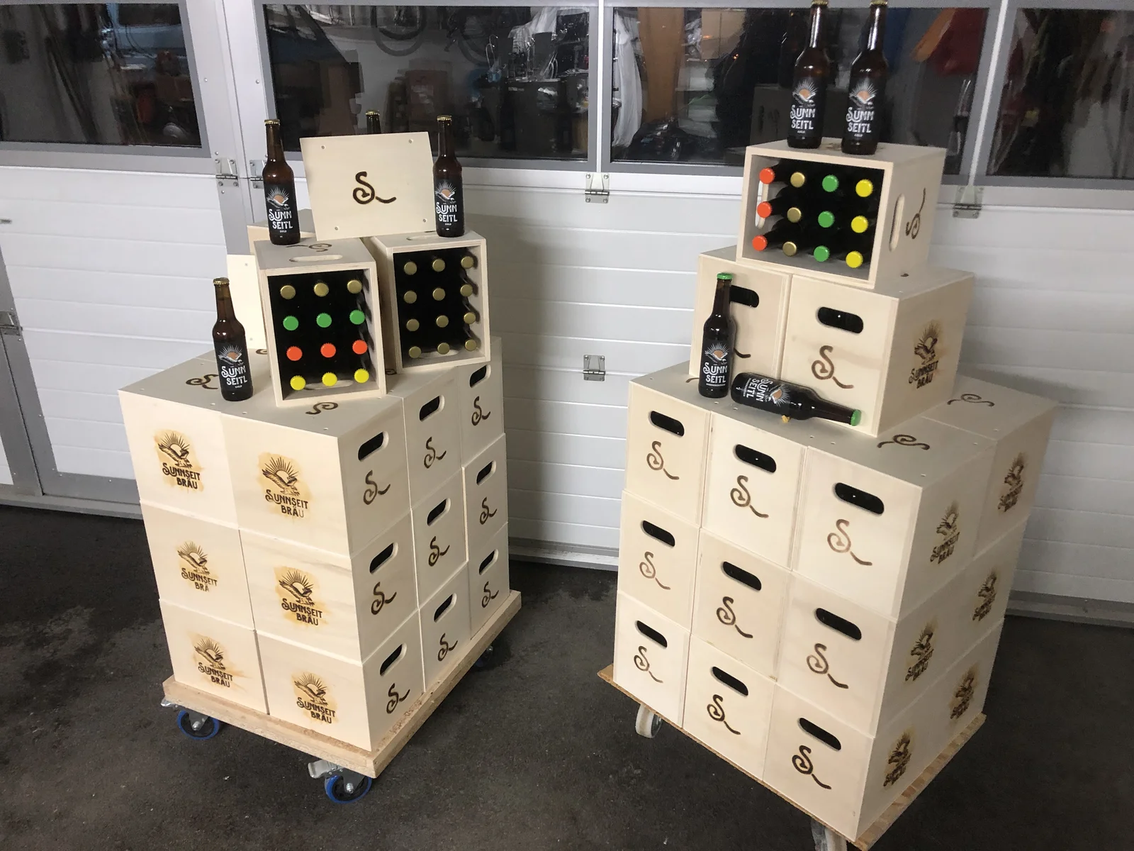 Handgebaute Holzkisten mit Sunnseit Bräu Logo und Bügelflaschen
