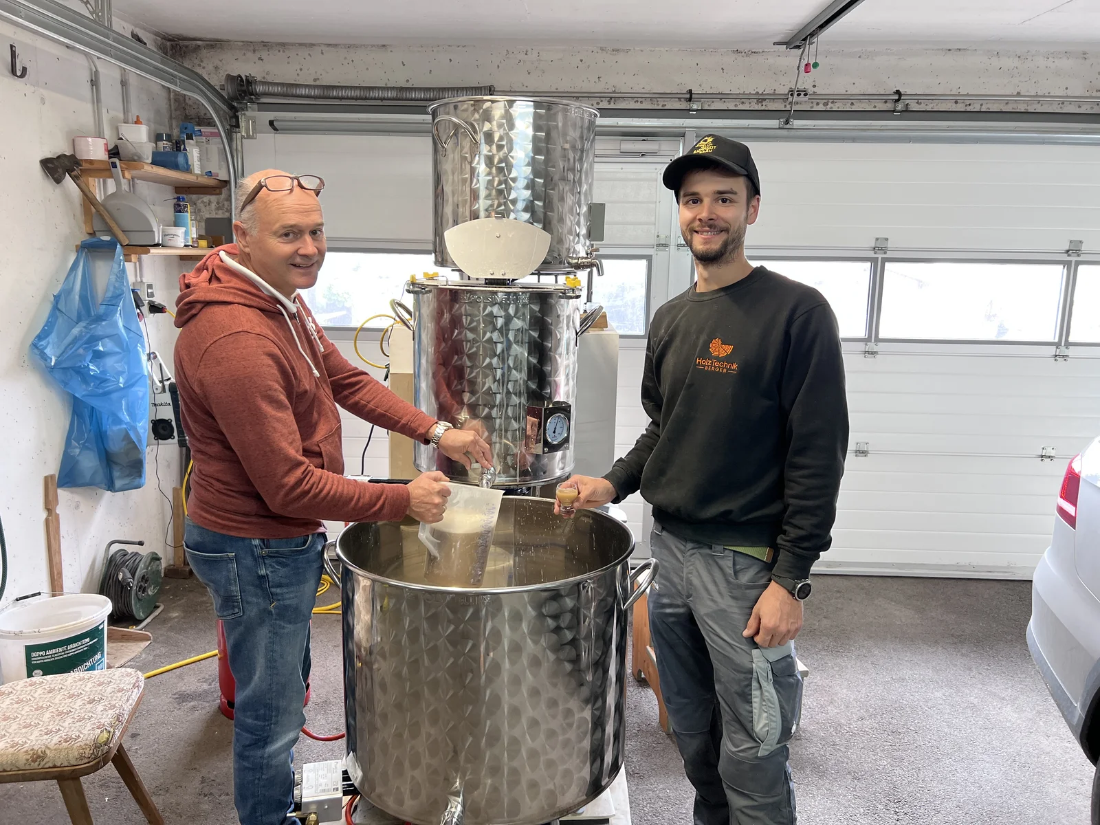 Bierprobe direkt aus dem Sudkessel — Qualitätskontrolle während des Brauvorgangs