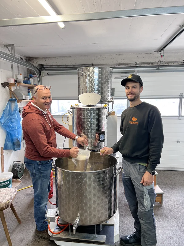 Georg und Julian Berger am großen Sudkessel der Sunnseit Bräu Brauerei in Ellmau
