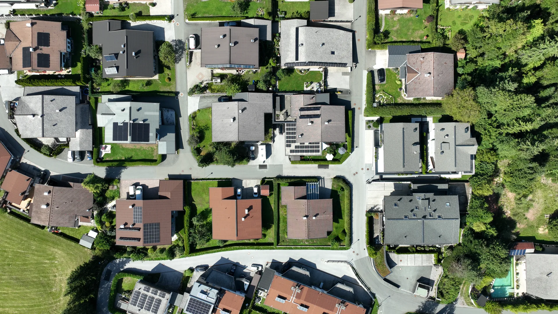 Drohnenaufnahme des FALKENSITZ Apartment-Hauses mit Solarpaneelen in Ellmau