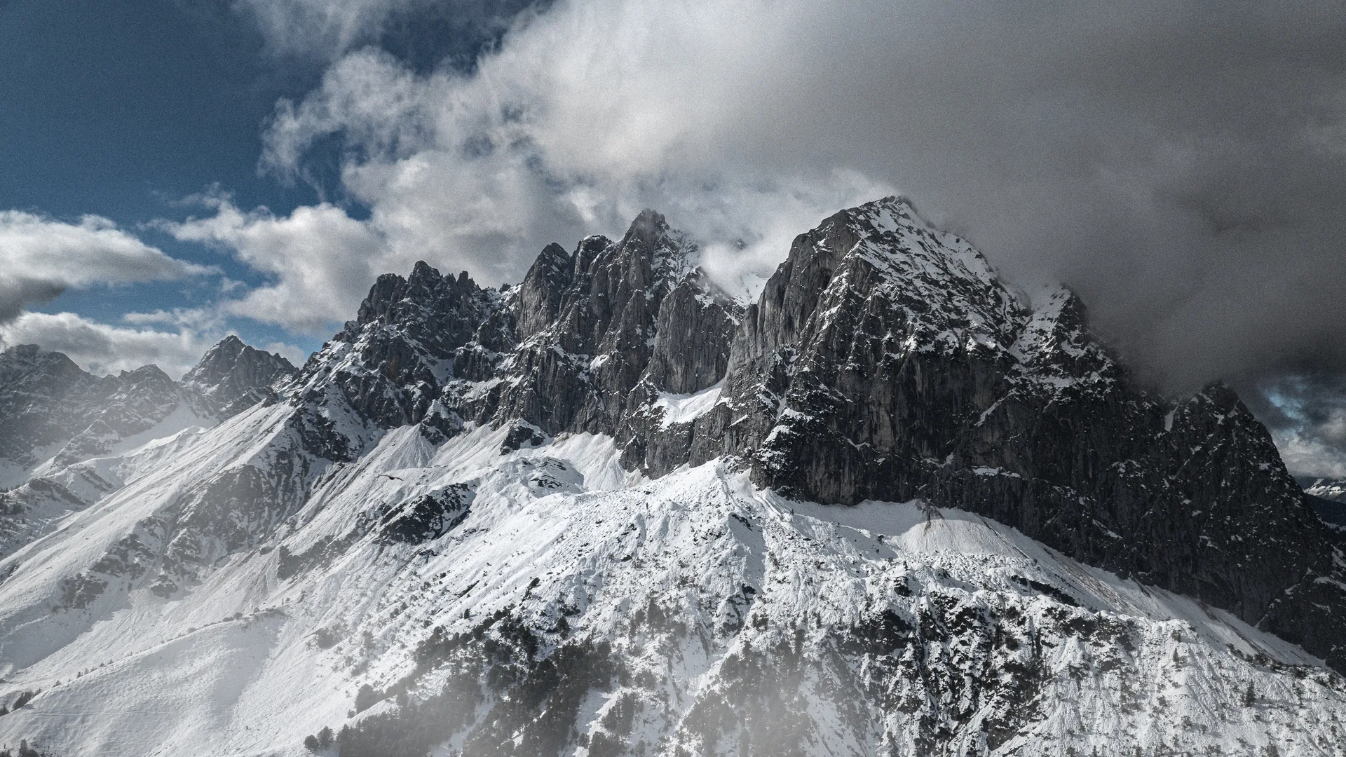 Der verschneite Wilde Kaiser — dramatische Felsgipfel mit Schneefeldern und Wolken über Ellmau