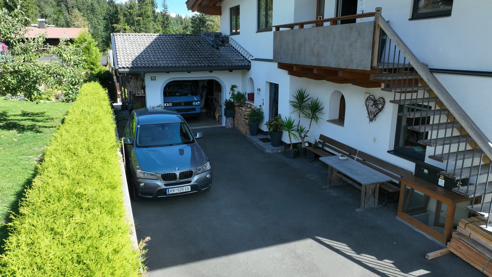 Großzügige Einfahrt mit Garage und Außenstellplatz am FALKENSITZ Apartment in Ellmau