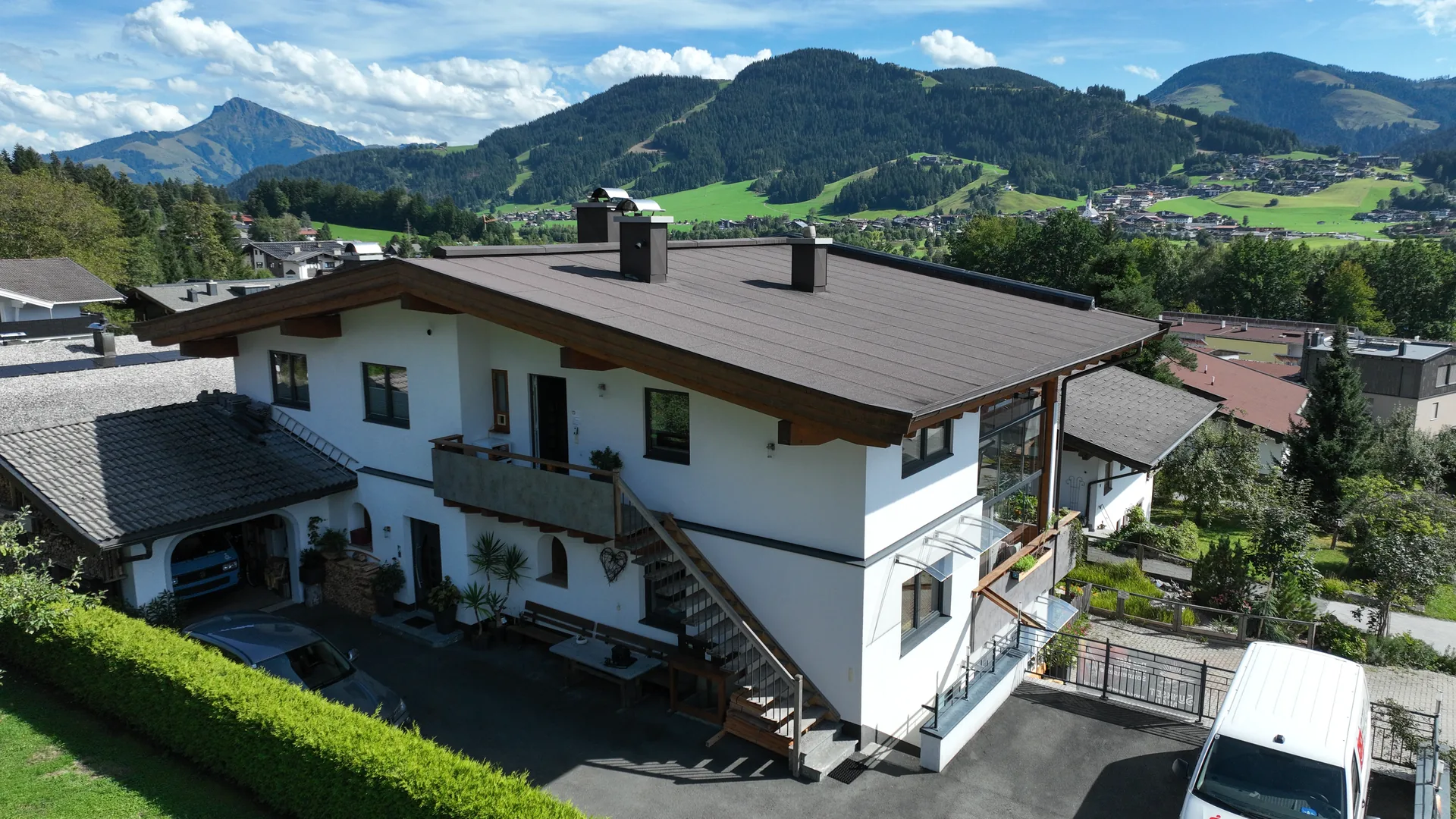 Rückseite des FALKENSITZ Apartment-Hauses mit Solarpaneelen in Ellmau